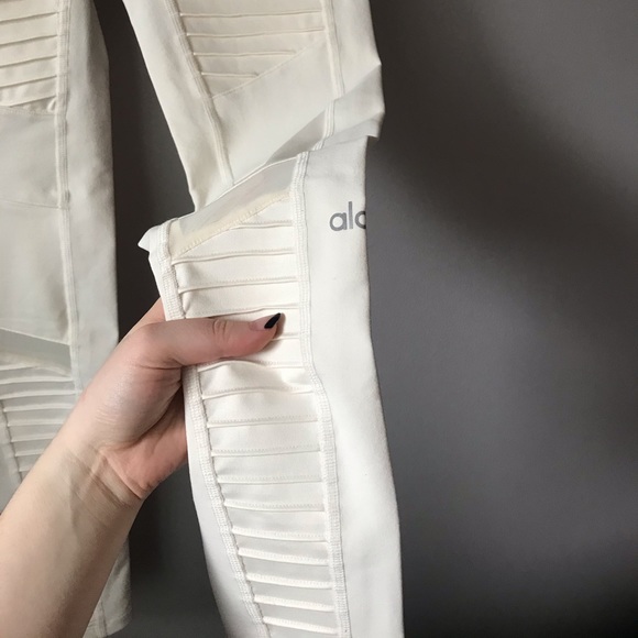 ALO YOGA Moto leggings in cream - Picture 4 of 9